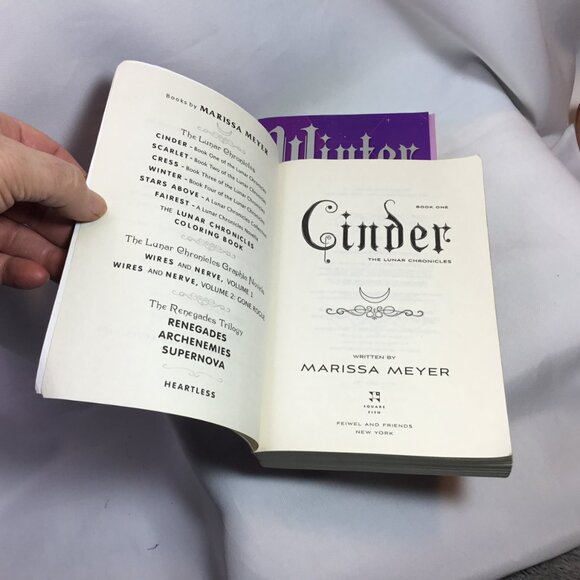 The Lunar Chronicles: Marissa Meyer Lot of 2: Book 1 and Book 4 - Picture 7 of 11